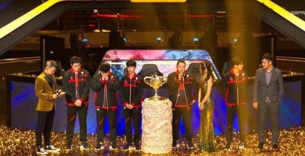 T1 击败 Invictus Gaming 晋级 2025 年全球总决赛小组赛
